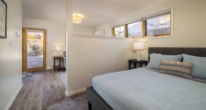 Scarlet @ Stella Ruby Cottages - Steps to Downtown