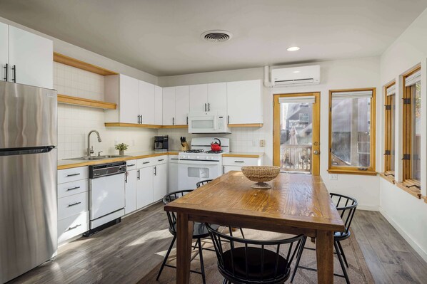 Een koelkast, een magnetron, een oven, een kookplaat