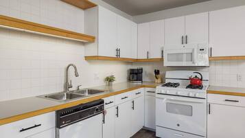 Een koelkast, een magnetron, een oven, een kookplaat