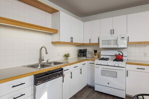 Een koelkast, een magnetron, een oven, een kookplaat