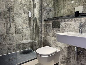 Shower, hair dryer, towels, soap - Spectacular beach front luxury house, sleeps 22+

 (Bude)