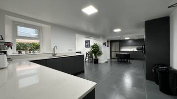 Jääkaappi, mikroaaltouuni, uuni, astianpesukone