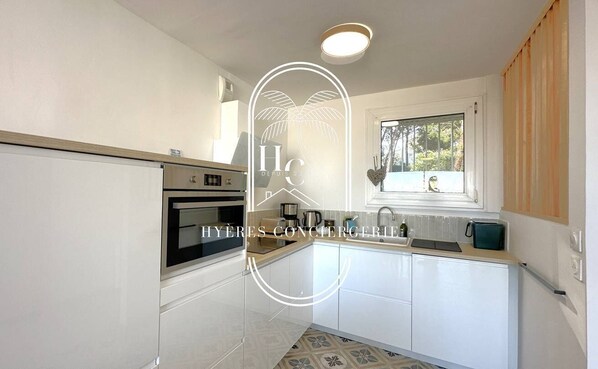 Kühlschrank, Mikrowelle, Ofen, Geschirrspüler