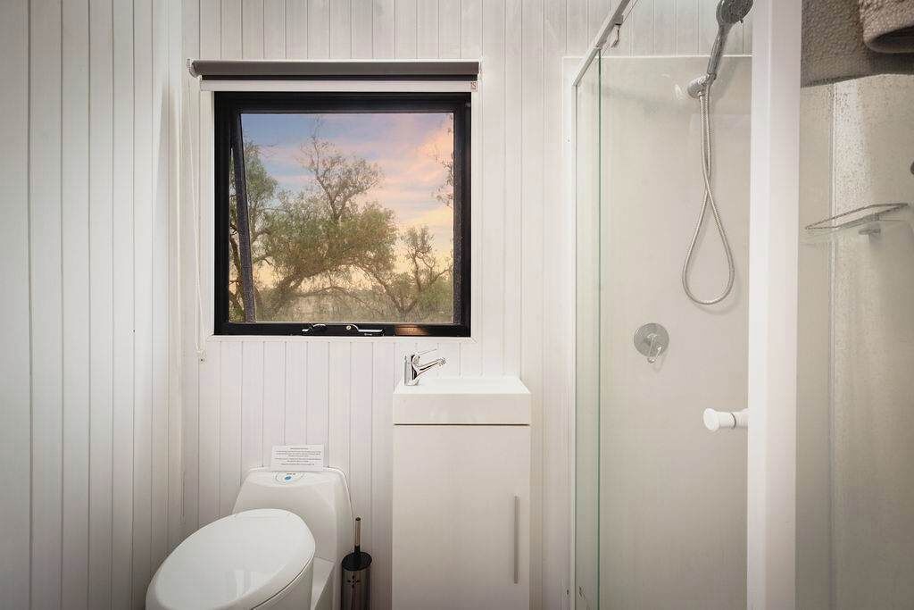 Douche, sèche-cheveux, serviettes fournies