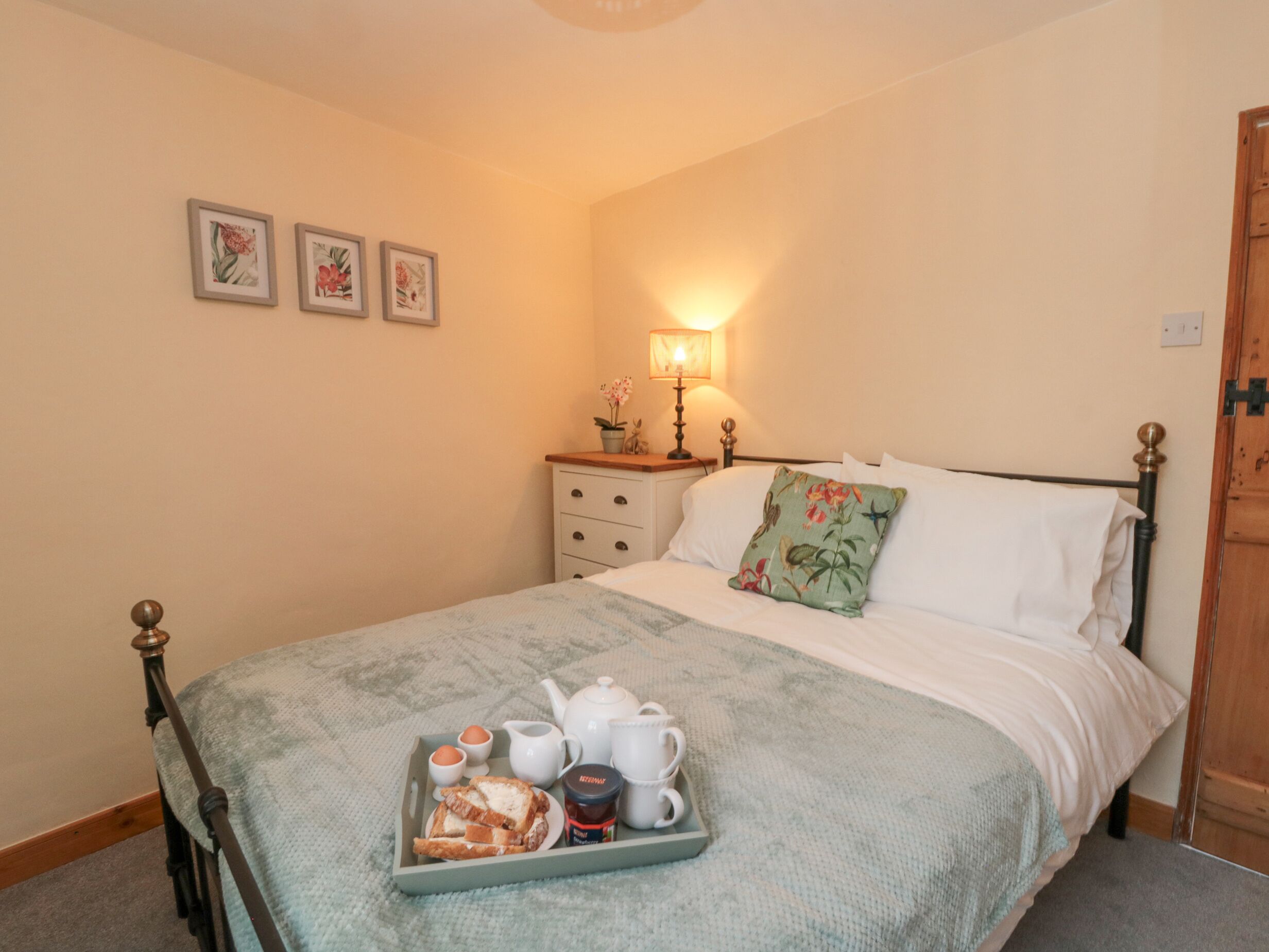 2 bedrooms, individually decorated, individually furnished, free WiFi