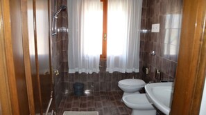 Apartment, 1 Bedroom, Balcony, City View | Bathroom