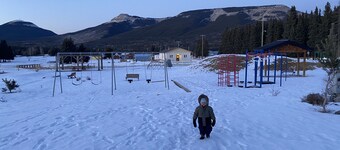 Adventure Await! 20minute to Abraham Lake Ice Bubbles, Full home+ Mountain views