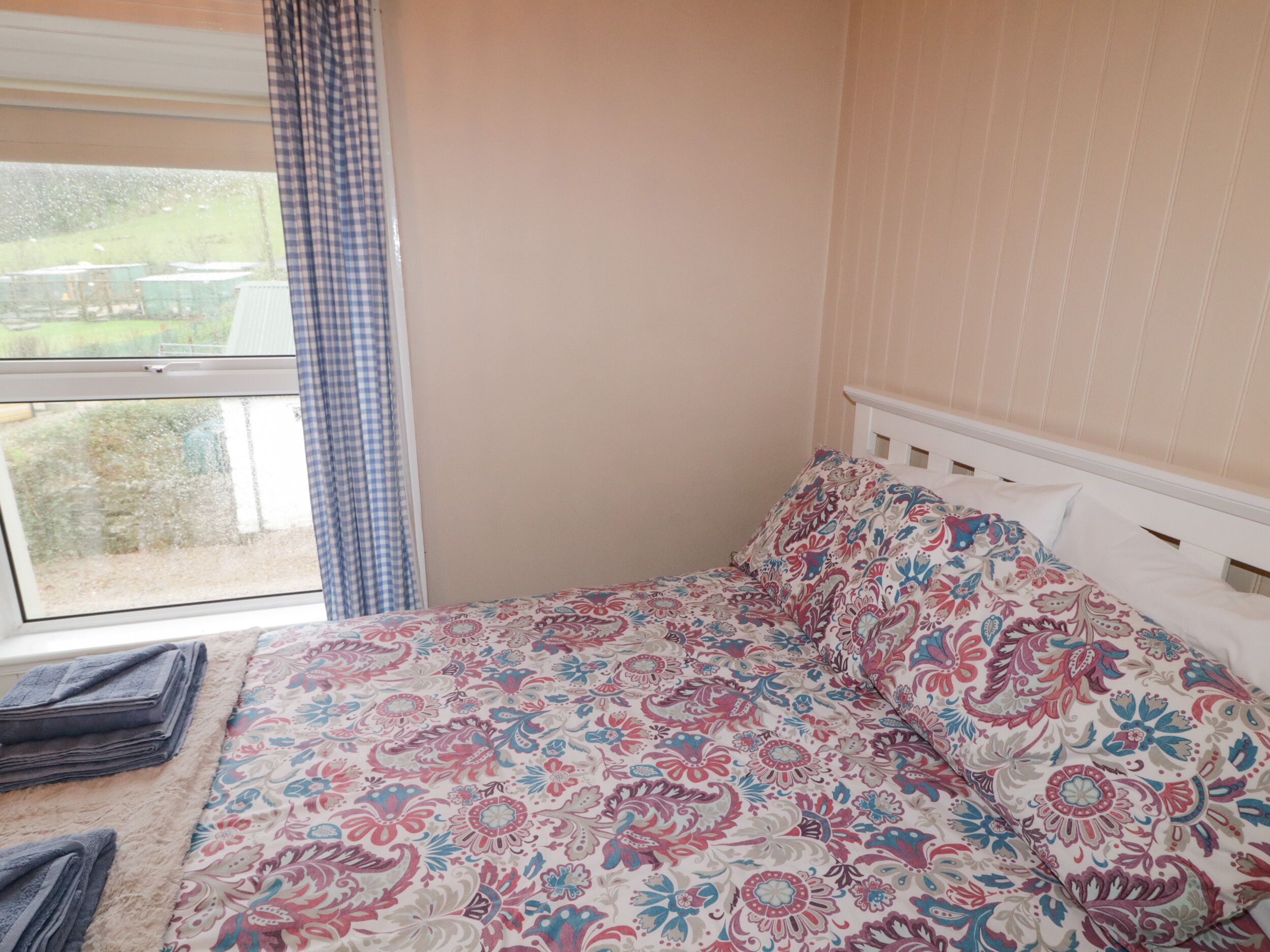 Une chambre à coucher avec un lit, une fenêtre et une vue sur l’extérieur.