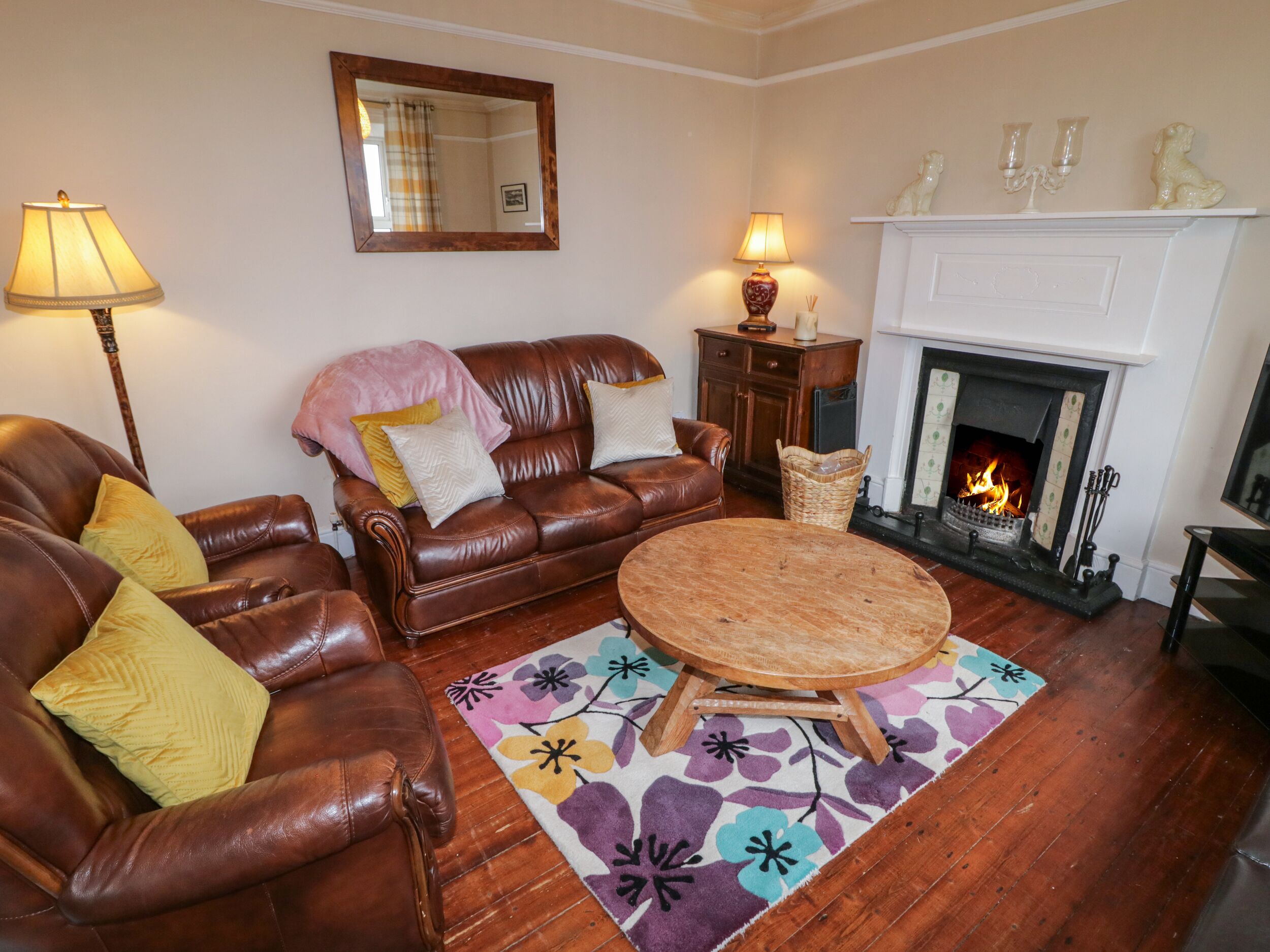Flat-screen TV, fireplace, DVD player