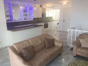 Smart-TV, peis og bøker