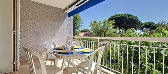 Beachfront Retreat: Cozy 1-Bed Apt with Parking, Terrace & Modern Amenities
