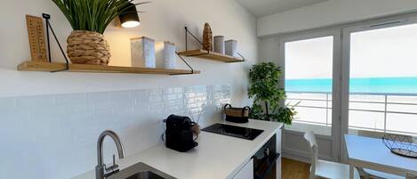 Frigorífico, microondas, horno y placa de cocina