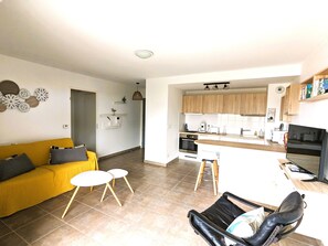 TV - Charming T2 with South Terrace, Near Basin and Shops (Arcachon)