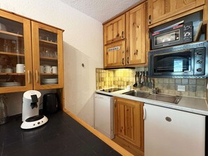Coffee/tea maker, fridge, microwave, oven