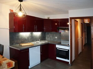 Geladeira, micro-ondas, fogão, lava-louças