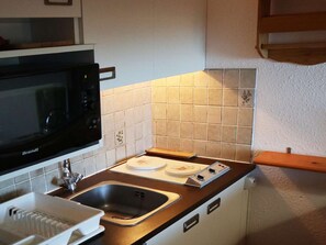 Fridge, microwave, coffee/tea maker - Ski-in studio for 4, Les Orres 1650 (Les Orres)