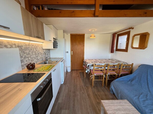 Kjøleskap, ovn, oppvaskmaskin og kaffetrakter/tekoker