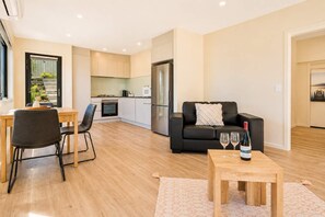 Un appartement moderne comprenant une cuisine, un coin repas et un salon.