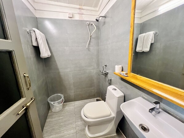Un baño con inodoro, lavabo y ducha.