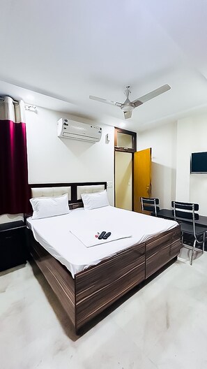 Deluxe Double Room - Roomshala 138 Hotel Tourist palace (New Delhi)