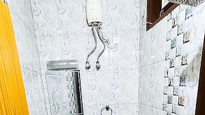 Un baño pequeño con inodoro, lavabo y espejo.