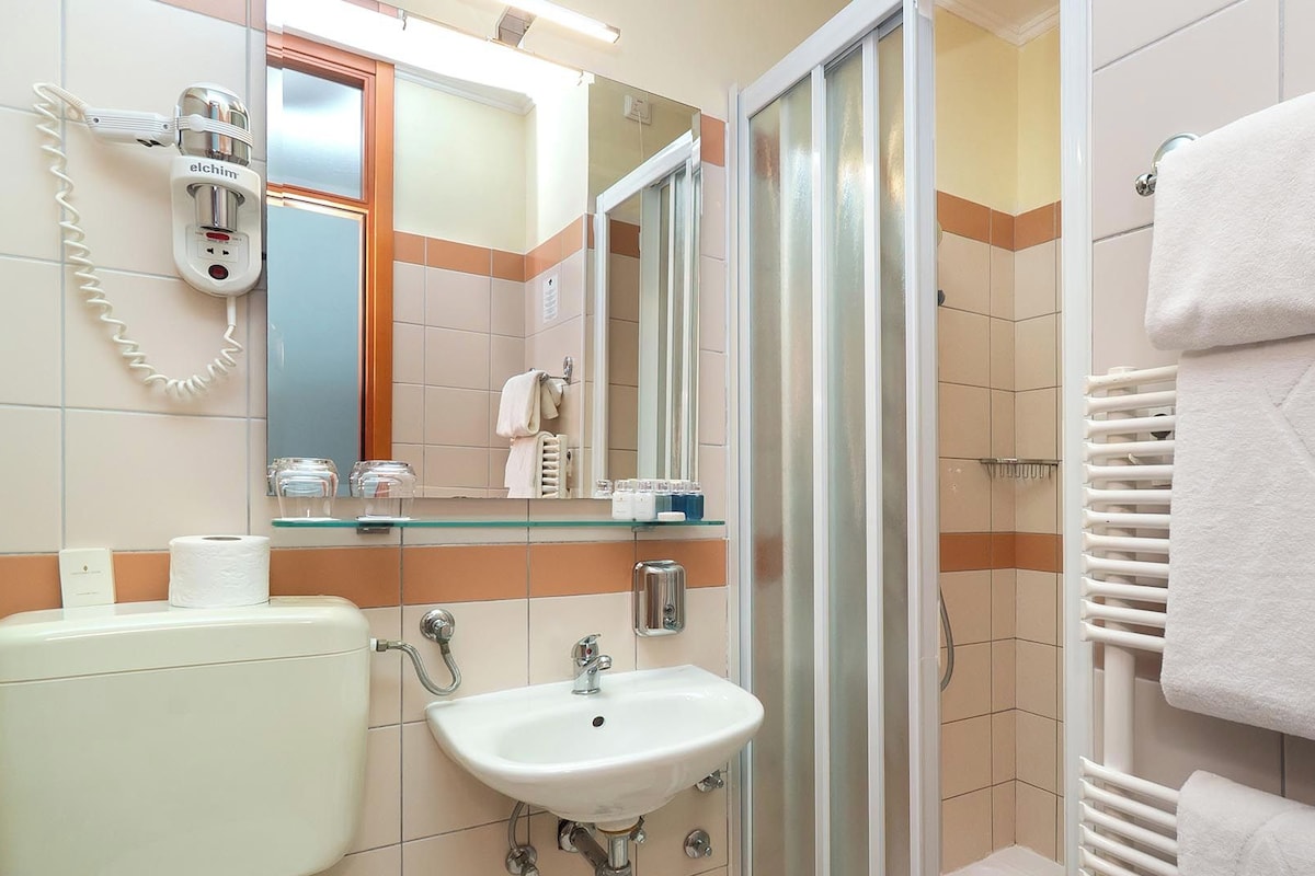 Baño | Amenidades de baño gratuitas y secadora de cabello