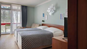 Twin Room + 2 22m² Courtyard/Park View with Balcony