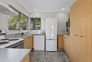 Geladeira, micro-ondas, fogão, cooktop