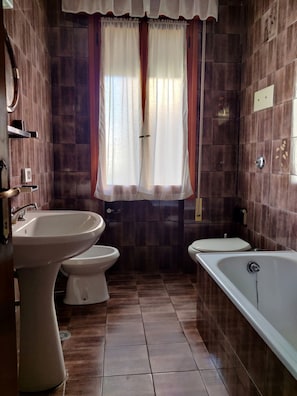 Apartment, 2 Bedrooms, Balcony, City View | Bathroom