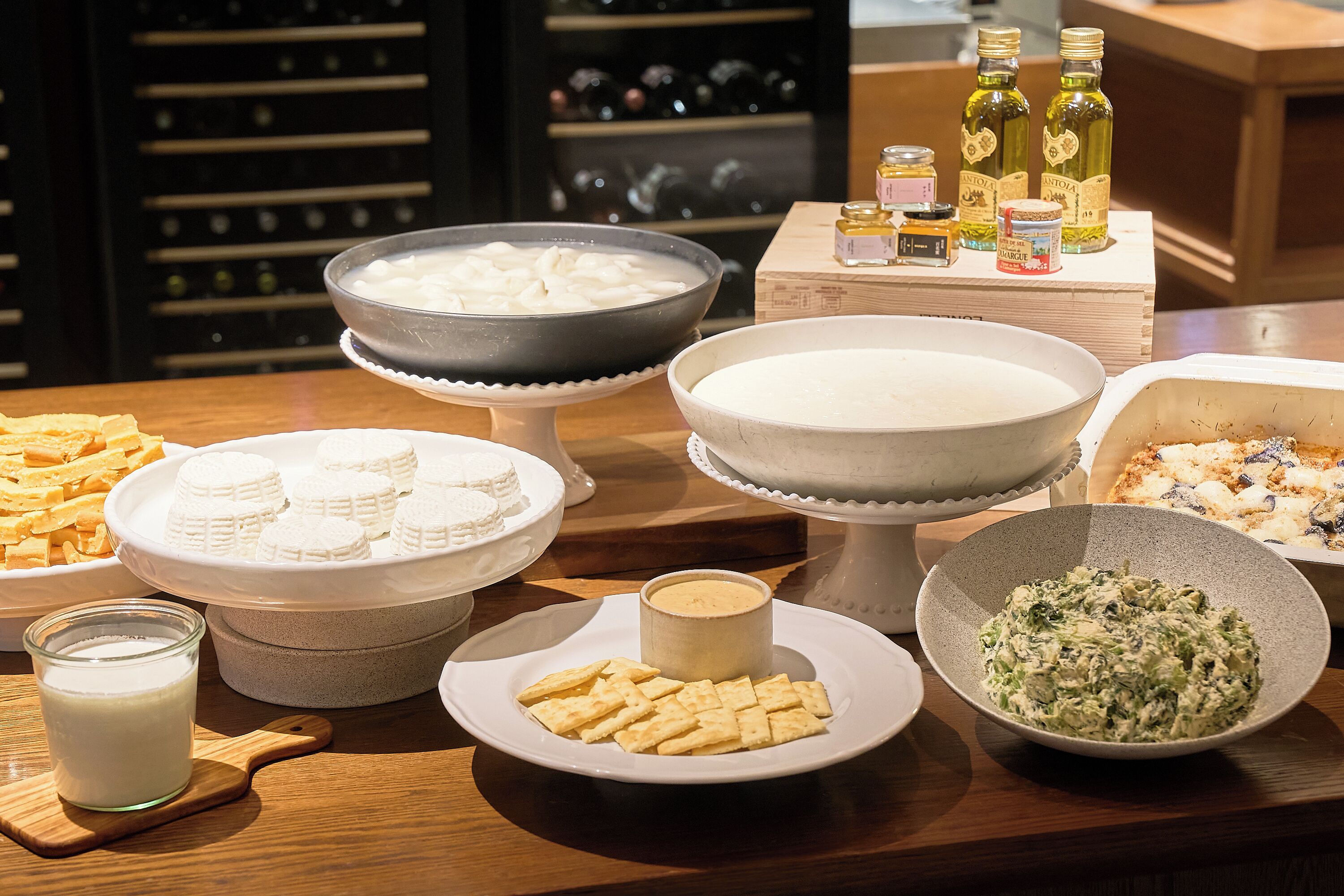 Une table de buffet proposant divers plats et accompagnements.