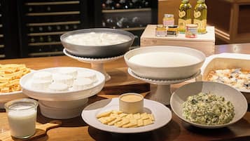 Una mesa de buffet con diversos alimentos y salsas.