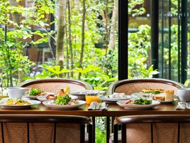 Daily buffet breakfast (JPY 3300 per person)
