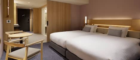 Ein Hotelzimmer mit Bett, Schreibtisch und Stuhl.