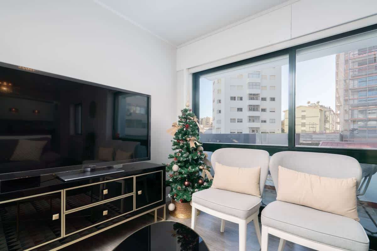 Televisión y oficina 