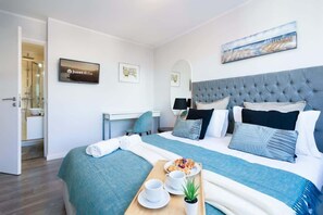 4 habitaciones, tabla de planchar con plancha, cuna de viaje y wifi 