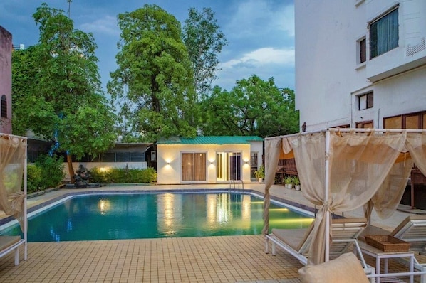 Una piscina al aire libre