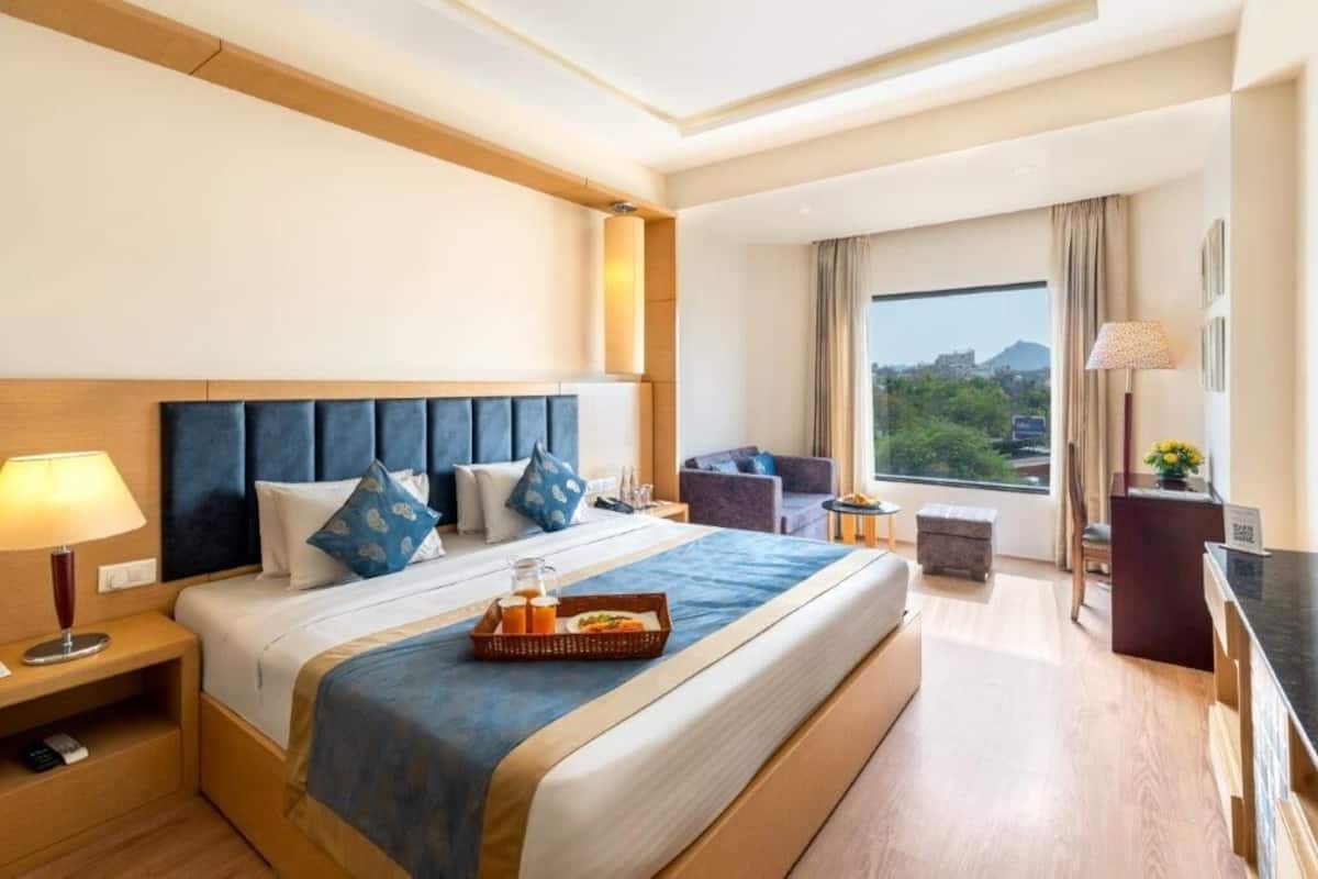 Luxury Suite | 1 bedroom, premium bedding, minibar, desk