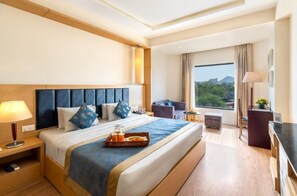 Suite de luxe | Roba de llit d'alta qualitat, minibar i escriptori 