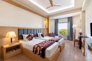 Habitación estándar con 2 camas individuales | Ropa de cama de alta calidad, minibar y escritorio 