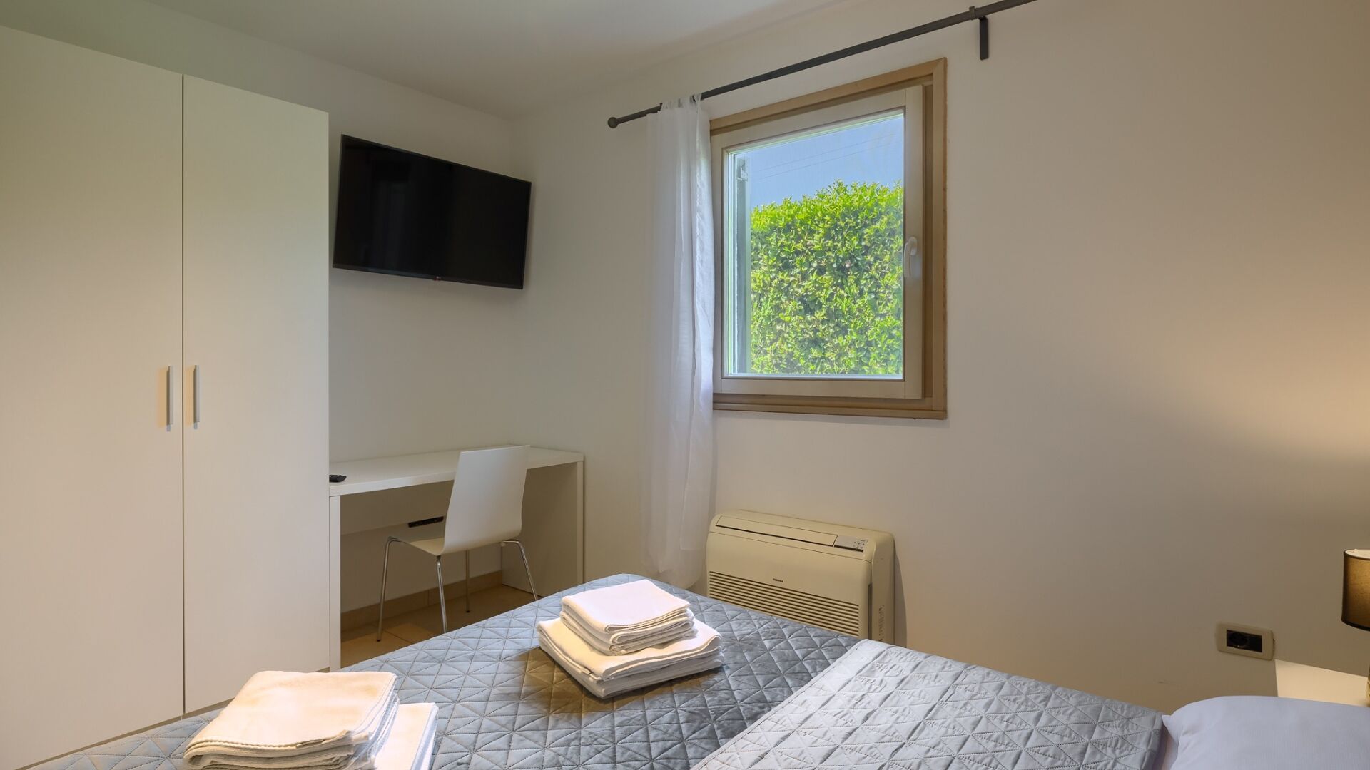 4 bedrooms, iron/ironing board, free WiFi, bed sheets