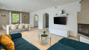 TV, fireplace