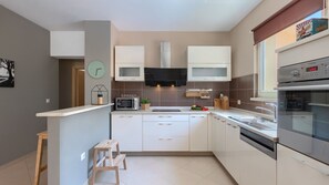 Een koelkast, een microgolfoven, een oven, een vaatwasser