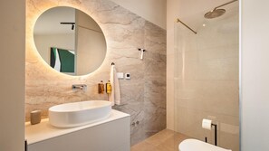 Dusche, Haartrockner, Handtücher