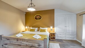 5 bedrooms, iron/ironing board, free WiFi, bed sheets