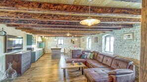 Televisión y chimenea