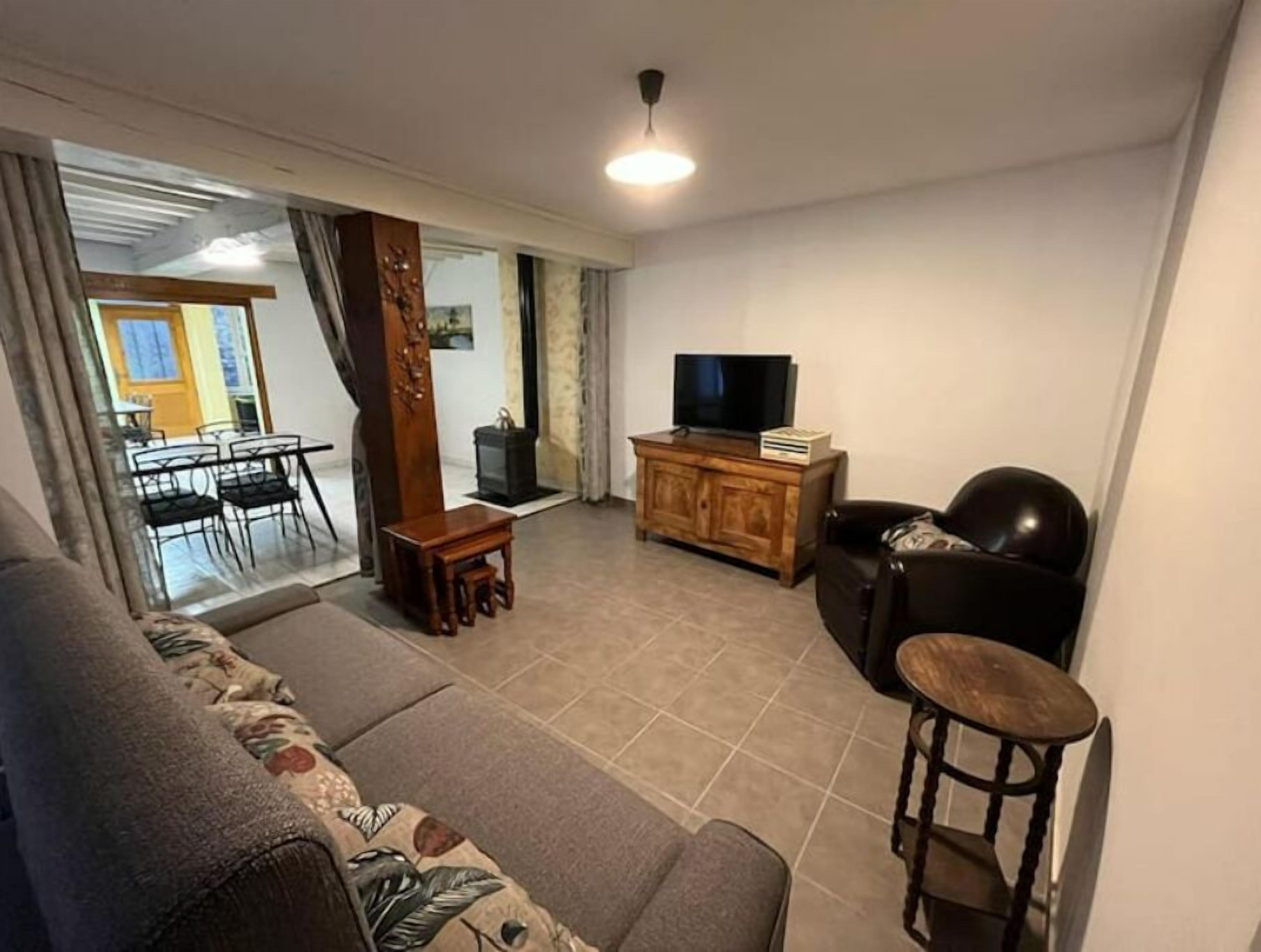 TV, fireplace, DVD player, books