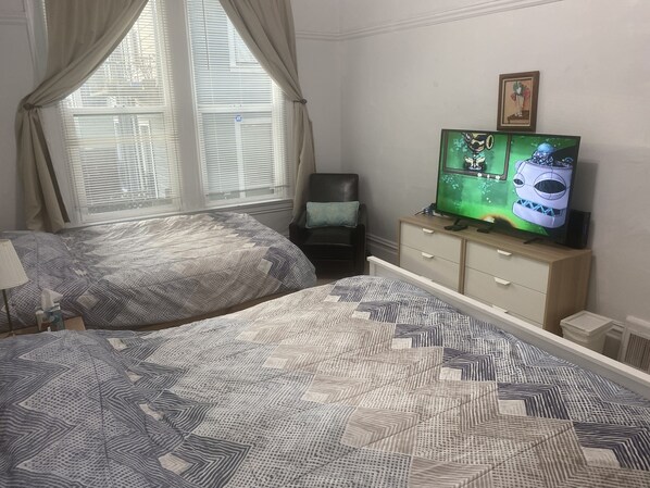 4 bedrooms, iron/ironing board, WiFi, bed sheets