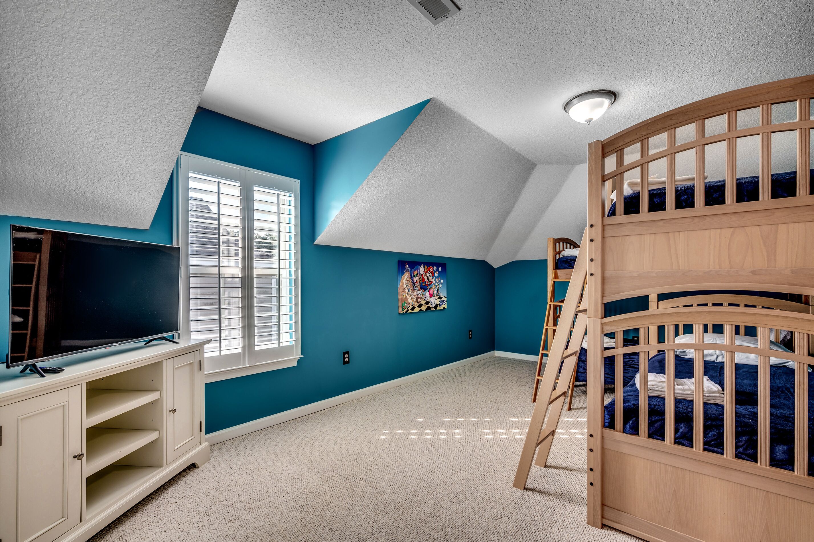 5 quartos, escrivaninha, ferros/tábuas de passar roupa, berço de viagem