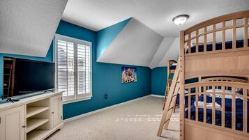 5 quartos, escrivaninha, ferros/tábuas de passar roupa, berço de viagem