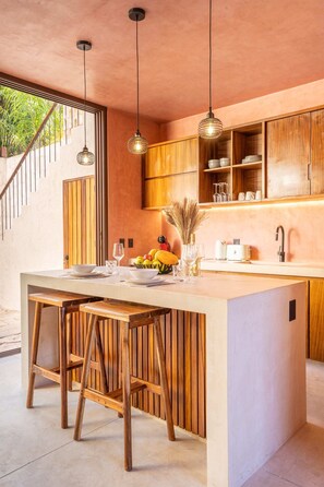 Køleskab, mikrobølgeovn, ovn, kogeplade